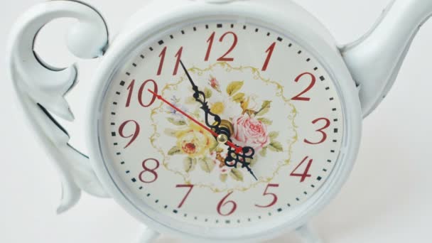 C'est l'heure du thé. Cinq heures. Prise de vue temporelle .