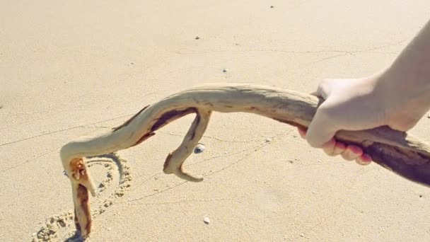 砂の上に碑文の形で2017年 ビーチ 浜辺での銃撃戦 — ストック動画