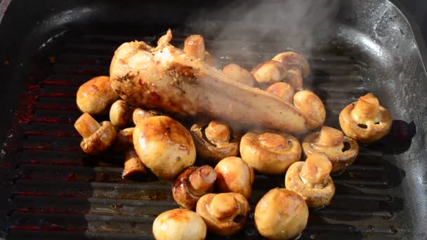 Fritamos Cogumelos Com Frango Uma Grelha Cozinhamos Prato — Vídeo de Stock