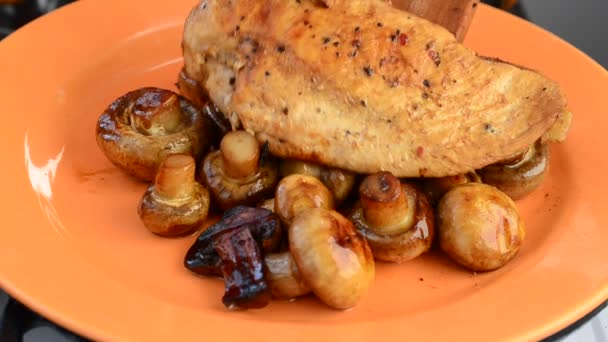 Pilze Mit Huhn Auf Einem Teller Gericht Auf Einem Teller — Stockvideo