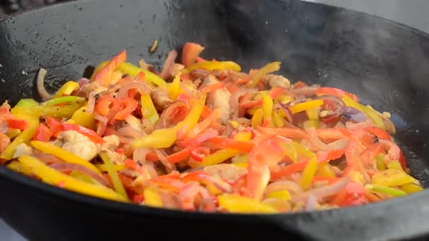 Huhn Auf Thai Wir Bereiten Einer Gusseisernen Pfanne — Stockvideo