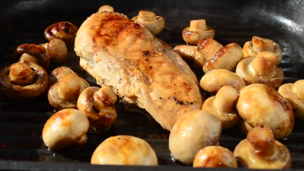 我们在烤架上煎蘑菇和鸡肉 我们做一道菜 — 图库视频影像