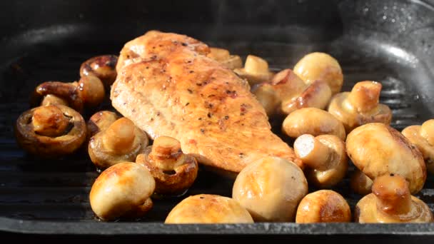 Friggiamo Funghi Con Pollo Una Griglia Cuciniamo Piatto — Video Stock