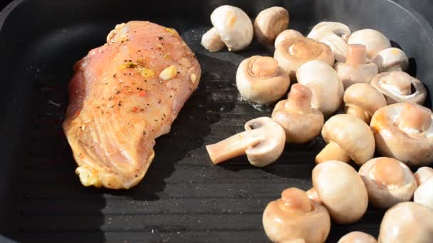 Fritamos Cogumelos Com Frango Uma Grelha Cozinhamos Prato — Vídeo de Stock