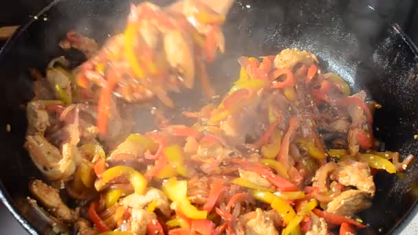 Taylandlı Tavuk Dökme Demir Bir Tavada Hazırlanıyoruz — Stok video