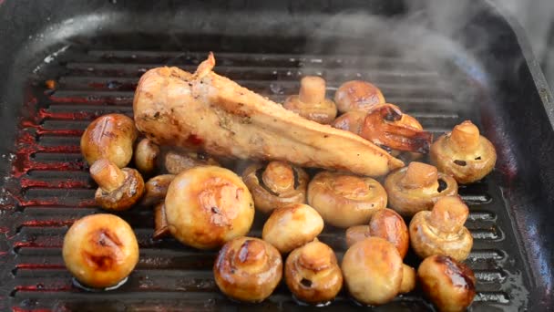 我们在烤架上煎蘑菇和鸡肉 我们做一道菜 — 图库视频影像