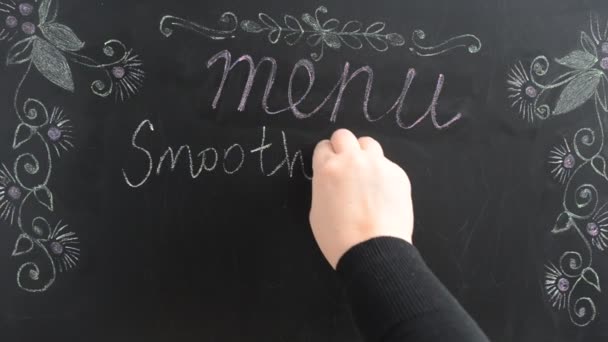 Het Zomermenu Met Koude Drankjes Schrijven Het Menu Een Bord — Stockvideo