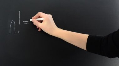 Stirlinga formülü. Stirlinga formülü n faktöriyel gibi fonksiyonların büyüme hızını hesaplamaya olanak verir.!