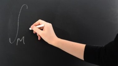 Gauss-Bonnet 'in formülü. Bu özel durumda bu formül bir yüzeyin yerel karakteristiğini Gaussian eğriliği adı altında birbirine bağlar (yüzeyin düzlemden ne kadar uzaklaştığının bir ölçüsüdür) ve onun küresel değeridir..