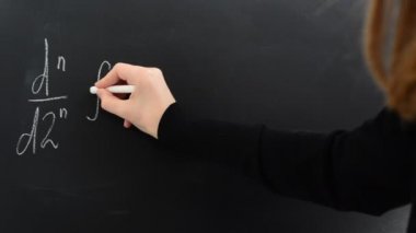 Cauchy 'nin birleşik formülü. Formül, karmaşık-analitik fonksiyonun birden fazla türevini bir konturun integraliyle birleştirmeyi sağlar. Karmaşık-analitik fonksiyonun birkaç tanımının bu formül denkliği sayesinde kanıtlanmıştır..