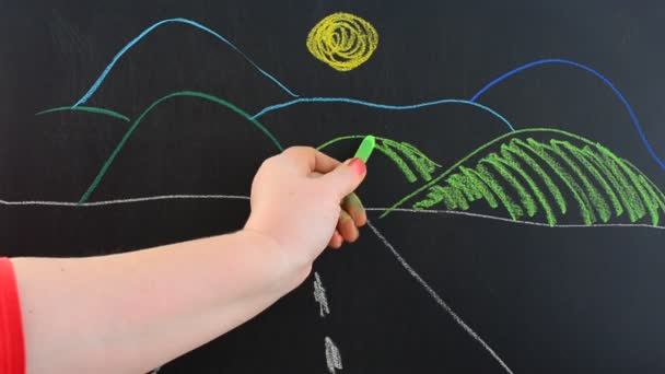 Route Vers Les Montagnes Nous Dessinons Craie Sur Une Planche — Video