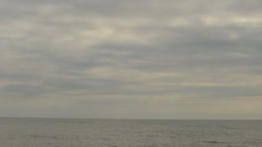 Deniz ve gökyüzü. Çekim süresi doluyor.