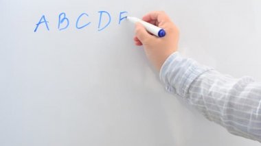 Alfabeyi biz yazıyoruz. Bir kalemle yazıyoruz..