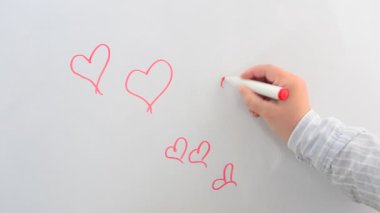 Tahtaya kalp çizeriz. Bir işaret çizelim..