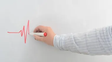 Tahtaya kalp şeklinde kardiyogram çiziyoruz. Bir işaret çizelim..