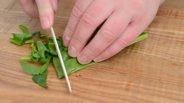 Tahtadaki ıspanak yaprakları. Hareket halinde çekim.