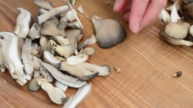 Mantar kesiyoruz. Mutfakta çekim..