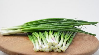 Tahtadaki soğanlar. Hareket halinde çekim.