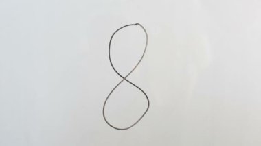 10 'dan 0' a kadar say. Beyaz bir tahtanın vurulması.