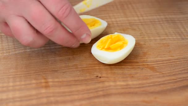 Snijden Eieren Een Plank Schieten Keuken — Stockvideo