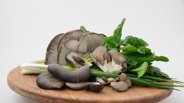 Spinach, onions and mushrooms of an oyster mushroom on a board. Oyster mushroom mushrooms on a board. — Stock Footage Spinach Onions Mushrooms Oyster Mushroom Board Oyster Mushroom Mushrooms Board Stock Video