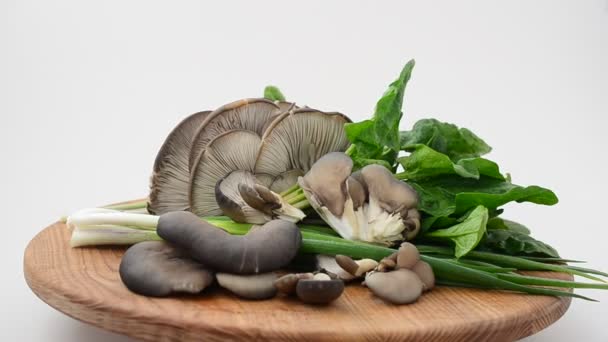 Spinazie Uien Champignons Van Een Oesterzwam Een Bord Oesterchampignons Een — Stockvideo