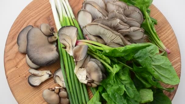 Spinach, onions and mushrooms of an oyster mushroom on a board. Oyster mushroom mushrooms on a board. — Stock Footage Spinach Onions Mushrooms Oyster Mushroom Board Oyster Mushroom Mushrooms Board Royalty Free Stock Video