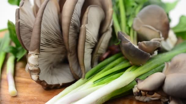 Spinach, onions and mushrooms of an oyster mushroom on a board. Oyster mushroom mushrooms on a board. — Stock Footage Spinach Onions Mushrooms Oyster Mushroom Board Oyster Mushroom Mushrooms Board Video Clip