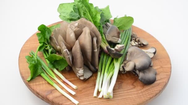 Spinach, onions and mushrooms of an oyster mushroom on a board. Oyster mushroom mushrooms on a board. — Stock Footage Spinach Onions Mushrooms Oyster Mushroom Board Oyster Mushroom Mushrooms Board Royalty Free Stock Video