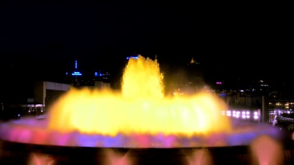 唱魔法之泉 傍晚时分在西班牙巴塞罗那举行的蒙朱奇歌唱魔术之泉 — 图库视频影像