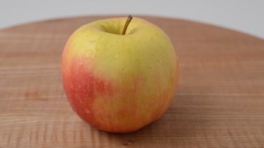 Tahtadaki elma. Harekette çekim..