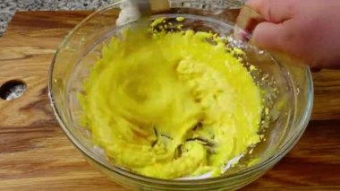 Krema şekerli yumurta sarısı. Muhallebi hazırlığı. Zaman aşımı.