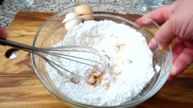 Krema şekerli yumurta sarısı. Muhallebi hazırlığı. Yavaş çekim.