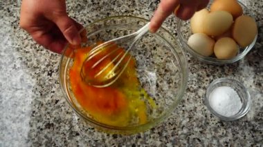 Kasede yumurta çırpmak. Yavaş çekim.