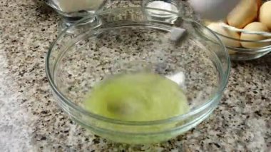 Protein ve şeker karıştırıcıyı kasede dövmek. Krema hazırlığı. Zaman aşımı.