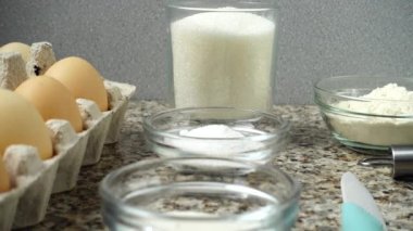 Yumurtalardan yemek hazırlama üzerine kompozisyon.