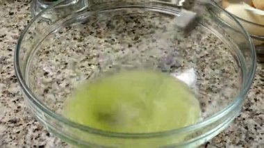 Protein ve şeker karıştırıcıyı kasede dövmek. Krema hazırlığı. Zaman aşımı.