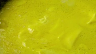 Kızartma tavasında omlet hazırlıyorum. Zaman aşımı.