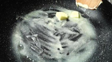 Tavada tereyağı ve yapışmaz kaplama..