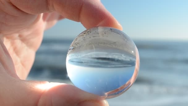Disparando Través Una Esfera Cristal Tiro Playa Del Mar — Vídeo de stock