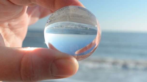 Sparare Attraverso Una Sfera Cristallo Riprese Sulla Spiaggia Del Mare — Video Stock