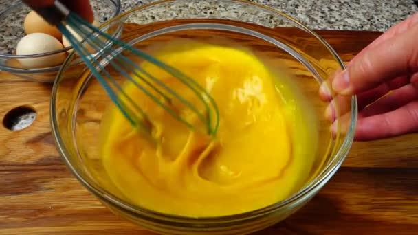 Zubereitung Von Omelett Aus Eiern Und Milch Zeitlupe — Stockvideo