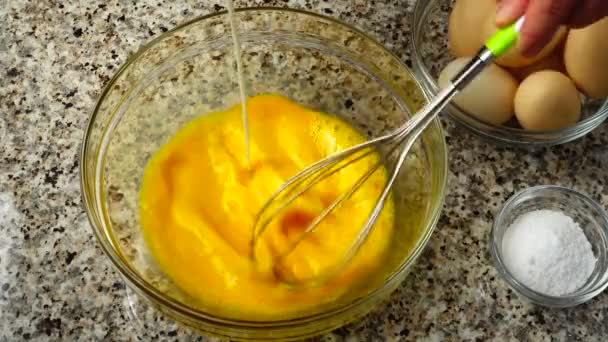 Memukuli Telur Dengan Susu Dalam Mangkuk — Stok Video
