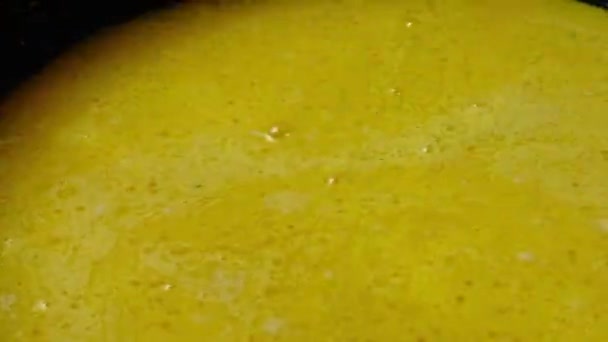 在煎锅上准备煎蛋卷 时间流逝 — 图库视频影像