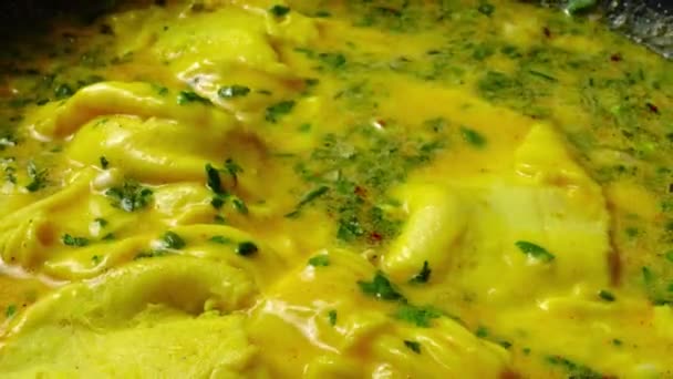 Die Zubereitung Des Omeletts Der Pfanne Zeitraffer — Stockvideo