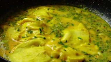 Kızartma tavasında omlet hazırlıyorum. Zaman aşımı.