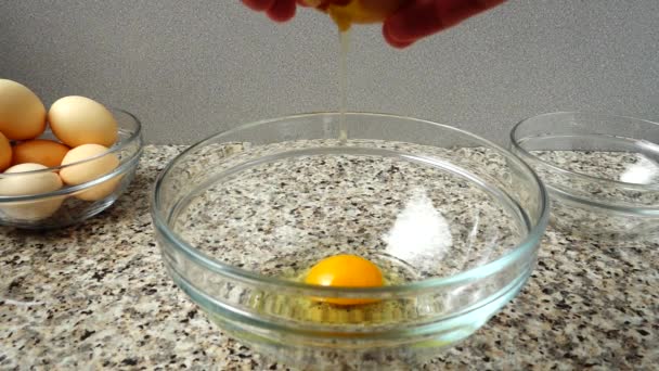 Yumurtanın Içindekilerin Bir Kaseye Düşmesi Yavaş Çekim — Stok video