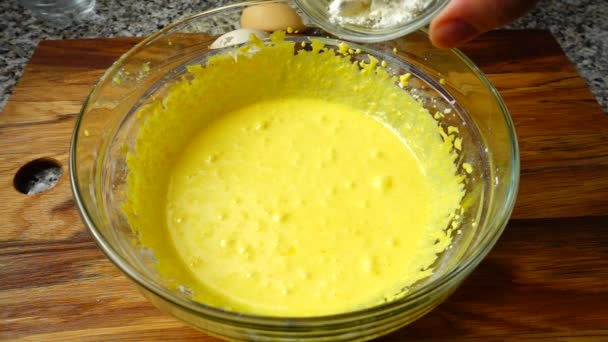 Penambahan Gula Dalam Kuning Telur Persiapan Puding Gerakan Lambat — Stok Video