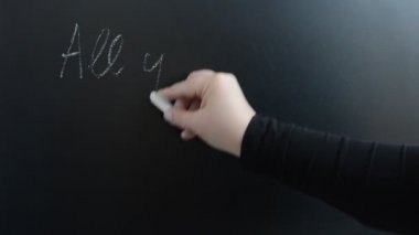 Popüler tabiri tahtaya yazıyoruz. Tahtaya tebeşirle yazarız..