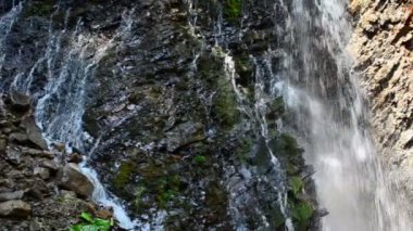 Düşme sahnesi. Dağlara düşüyor.